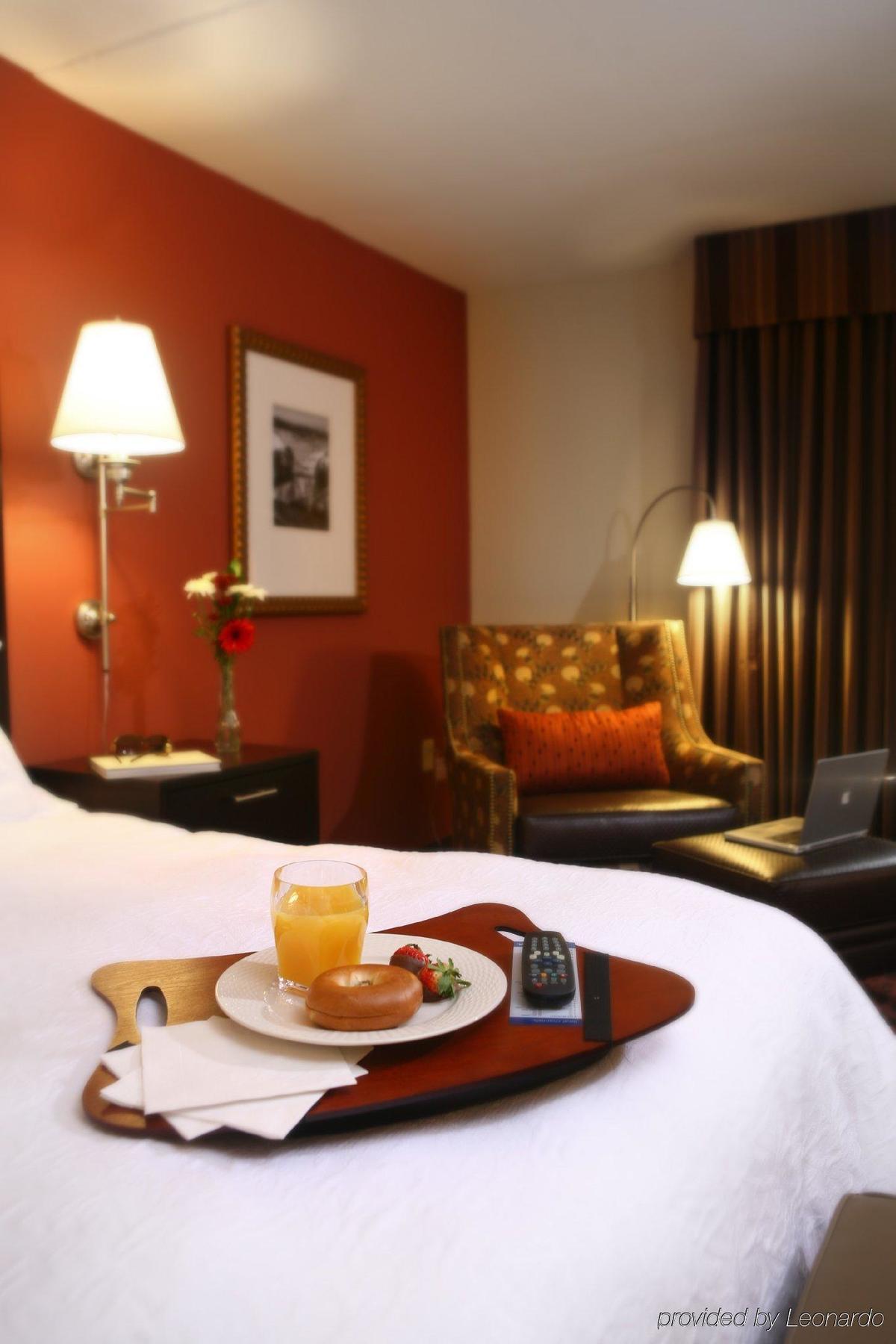 Hampton Inn Atlanta-Кантон Экстерьер фото